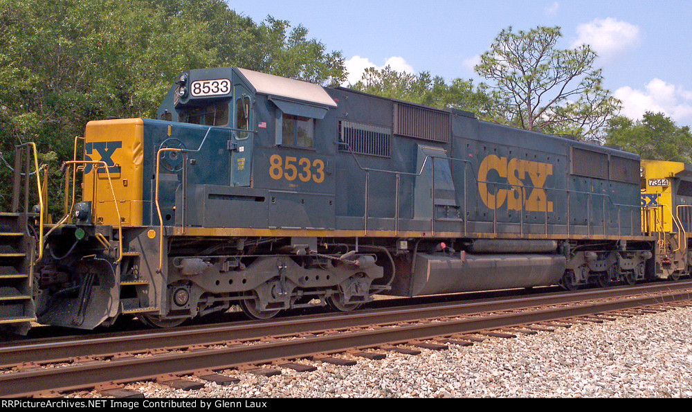 CSX 8533 sits in the Conrad Yelvington siding